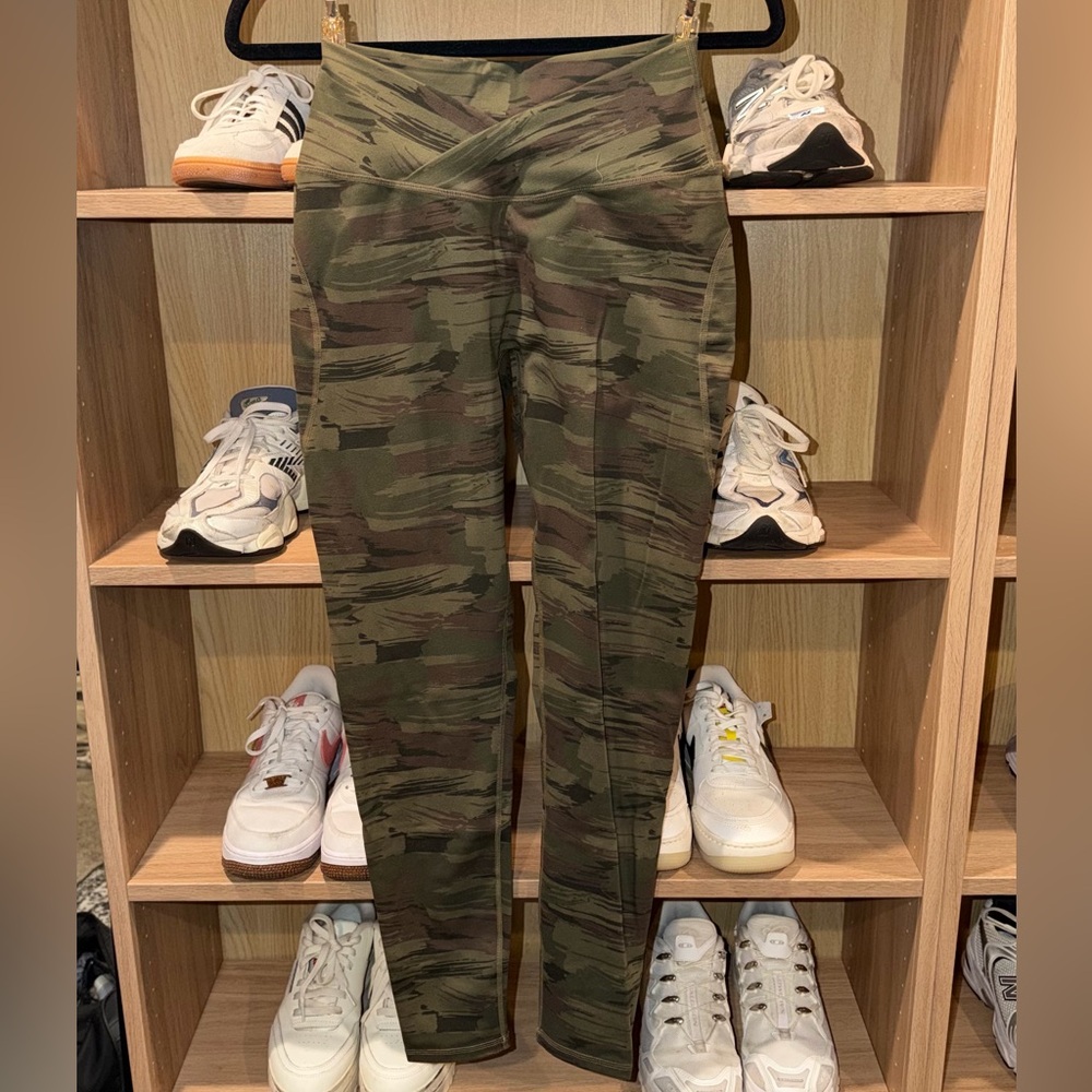 Alphalete Camo V-cut Leggings - Olive Camo